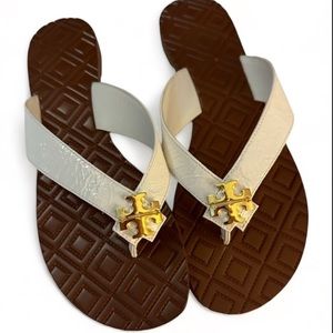 Tory Burch White Patent Leather Maybell Thong With Gold Emblem Size 9 NWB